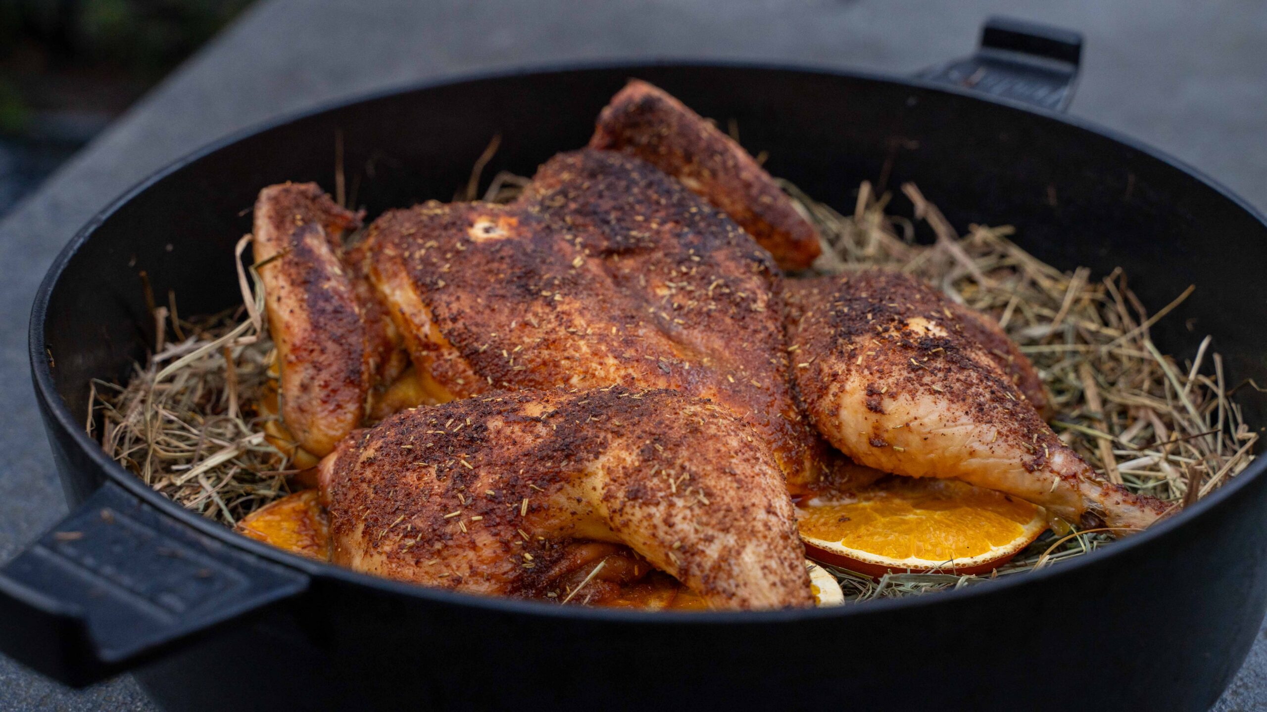 Roadkill Kikok Hähnchen aus dem Dutch Oven – knuspriges Hähnchen mit Heu und Orange vom Grill