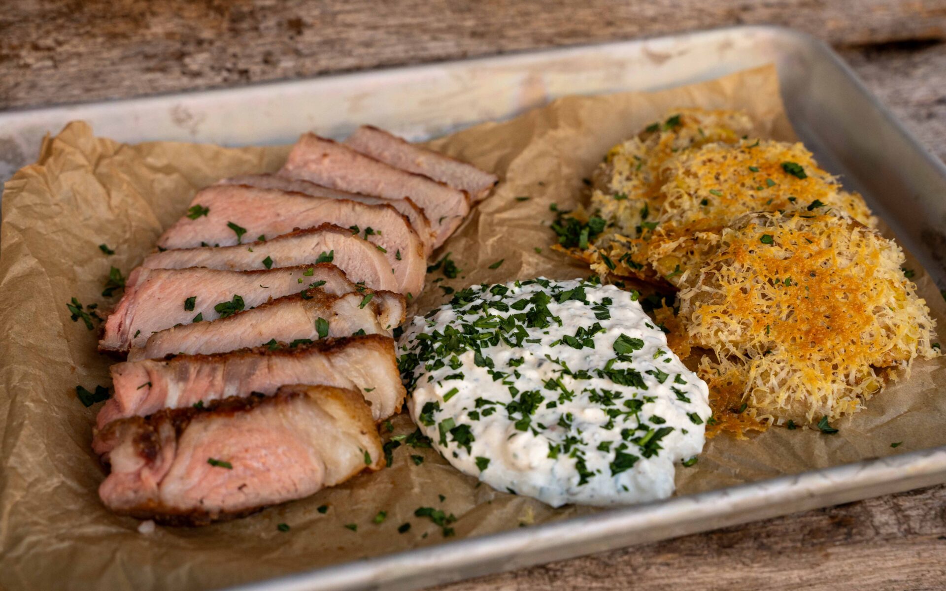 Kalbskotelett vom Grill mit Parmesan-Kartoffeln – das perfekte Steakhouse-Erlebnis für Zuhause