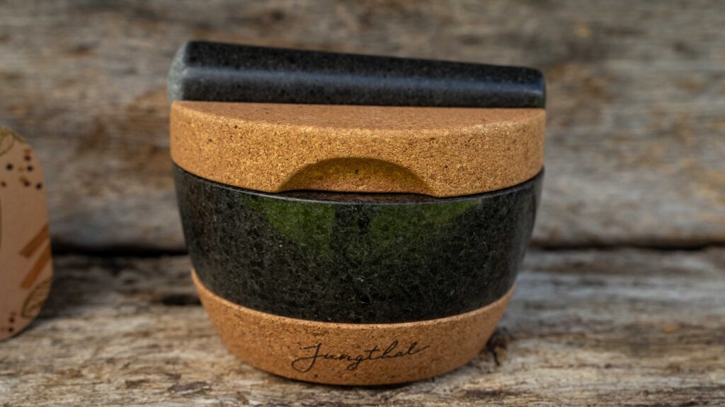 Mörser einbrennen (oder besser: einschleifen) – Meine Erfahrung mit der Reis-Methode + Chimichurri aus dem Mörser