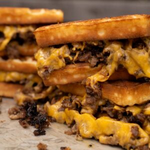 Brisket Leftover Waffel Sandwich mit Cheddar