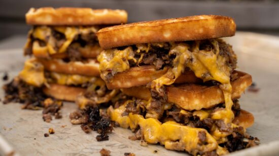 Brisket Leftover Waffel Sandwich mit Cheddar
