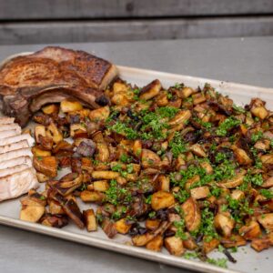 Dry Aged Landschwein Kotelett mit Bratkartoffeln von der Plancha.
