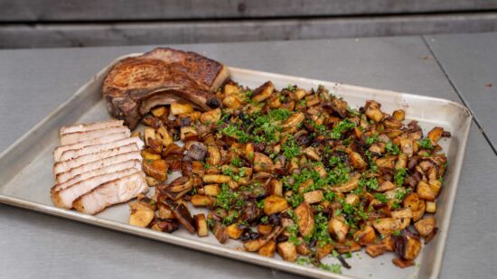 Dry Aged Landschwein Kotelett mit Bratkartoffeln von der Plancha.