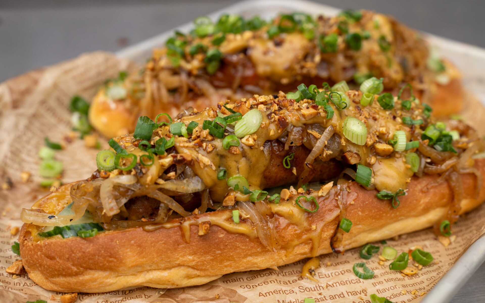 Saté Hot Dog mit Tobias‘ Nussiger Bratwurst – Das außergewöhnliche Hot-Dog-Rezept vom Grill