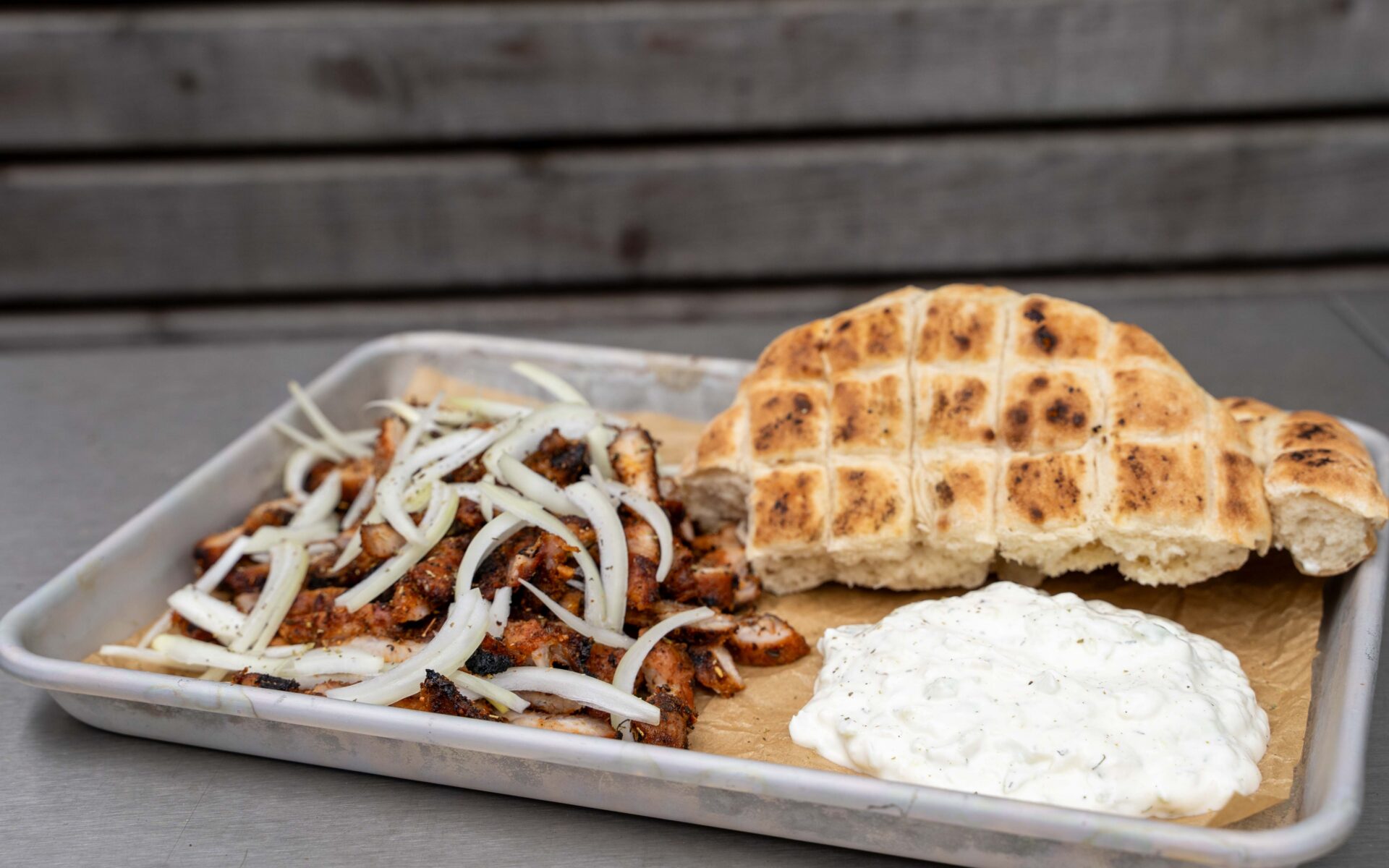 Gyros aus Kachelfleisch – Das saftigste Blitz-Gyros vom Grill mit selbstgemachtem Zaziki