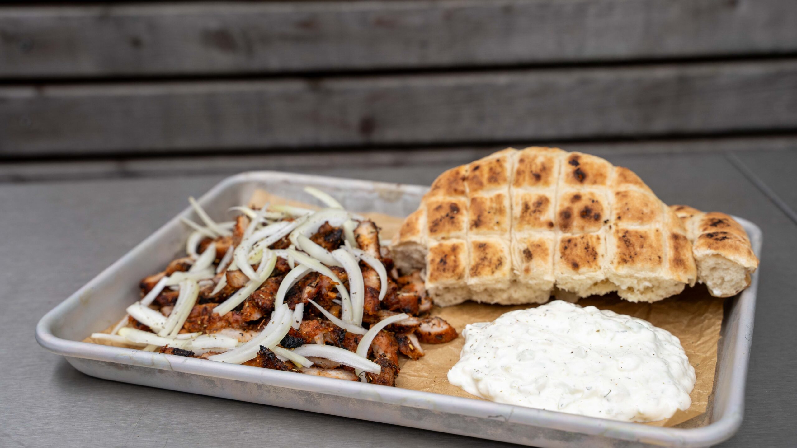 Gyros aus Kachelfleisch – Das saftigste Blitz-Gyros vom Grill mit selbstgemachtem Zaziki