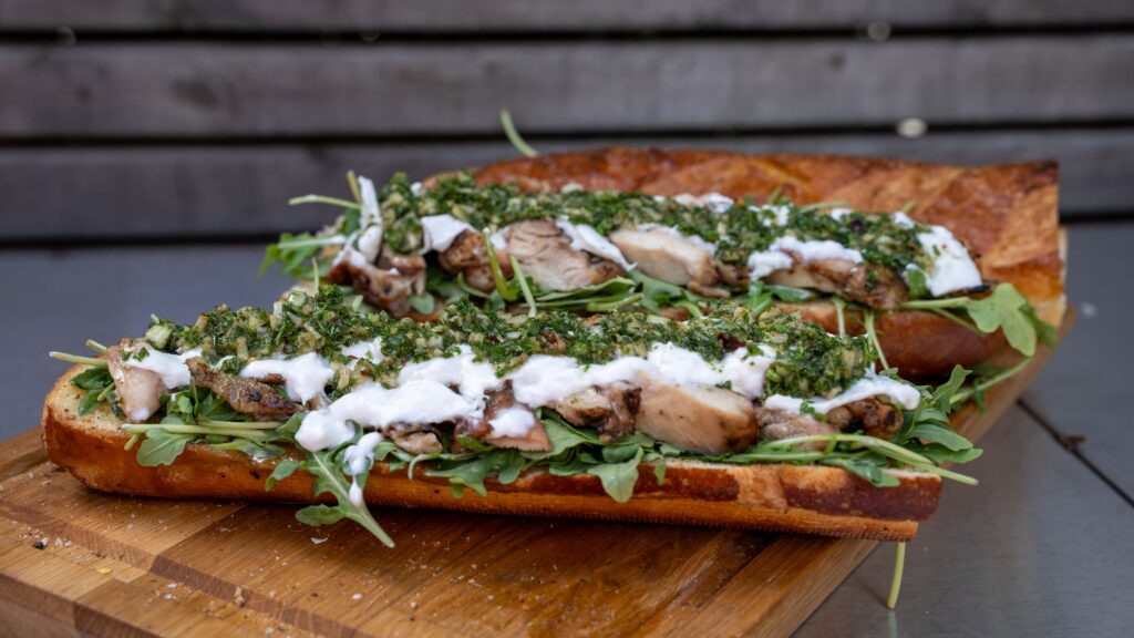 Knuspriges Grillbaguette mit Pollo Fino und Rucola