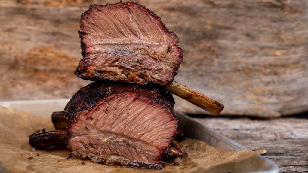 Wagyu Short Ribs vom Pelletgrill mit kräftiger Bark und Smoke Ring