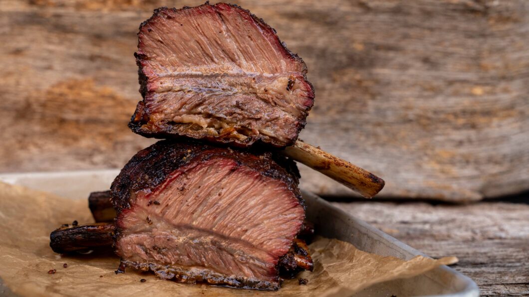 Wagyu Short Ribs vom Pelletgrill mit kräftiger Bark und Smoke Ring