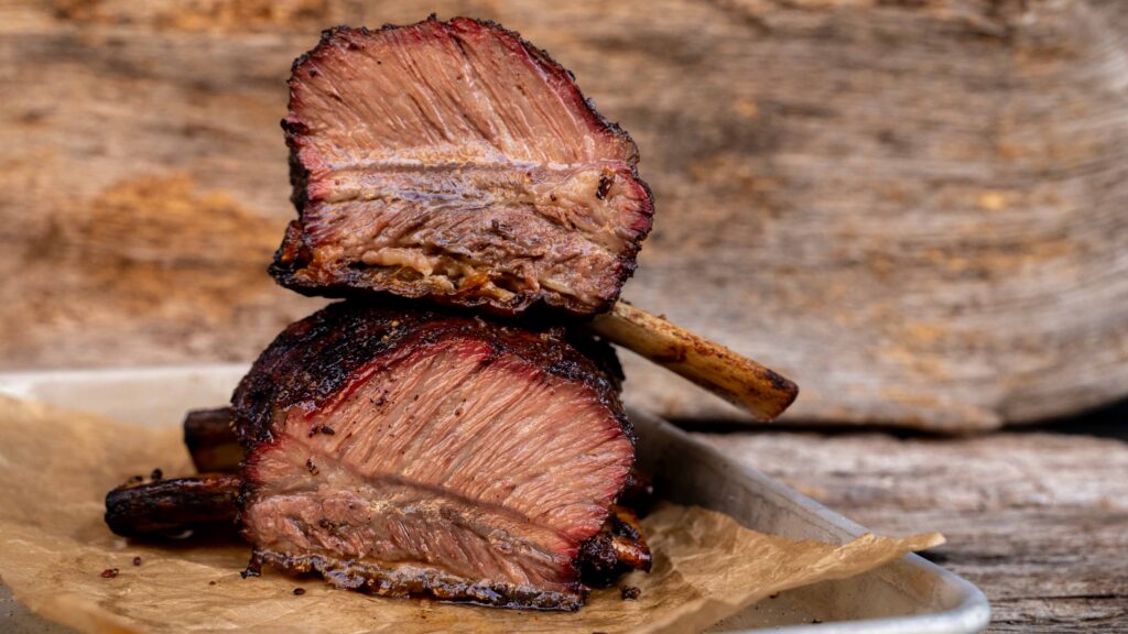 Aufgeschnittene Wagyu Short Ribs mit geschmolzenem Fett