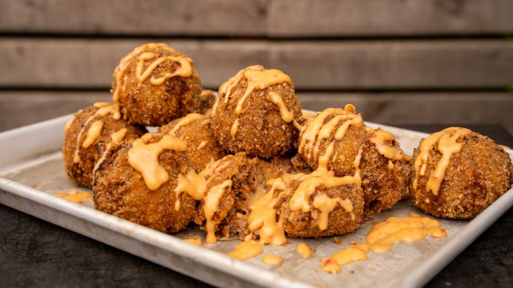 Pulled Turkey Bällchen mit Sweet-Chili-Honig-Sauce