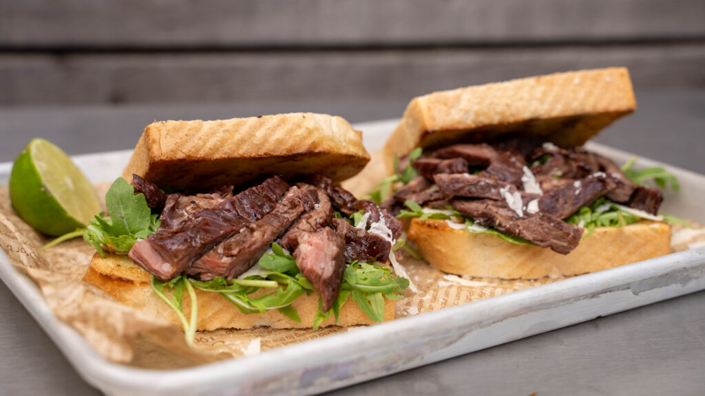 Skirt Steak mit konfiertem Knoblauch auf knusprigem Weißbrot