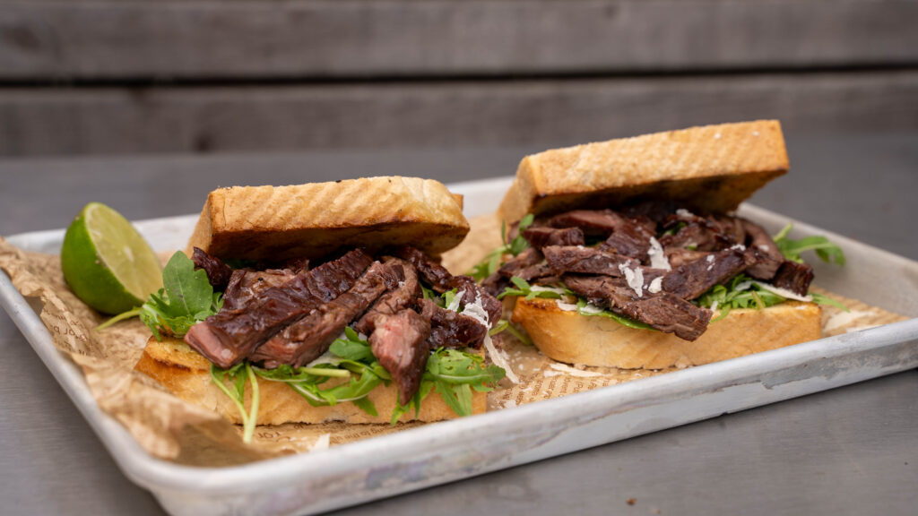 Gegrilltes Skirt Steak mit Rucola und Parmesan