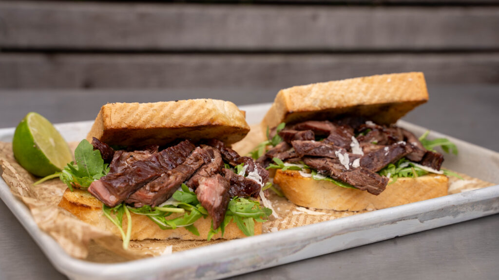 Skirt Steak vom Grill mit Knoblauch und Parmesan