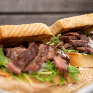 Knuspriges Weißbrot mit Skirt Steak und konfiertem Knoblauch