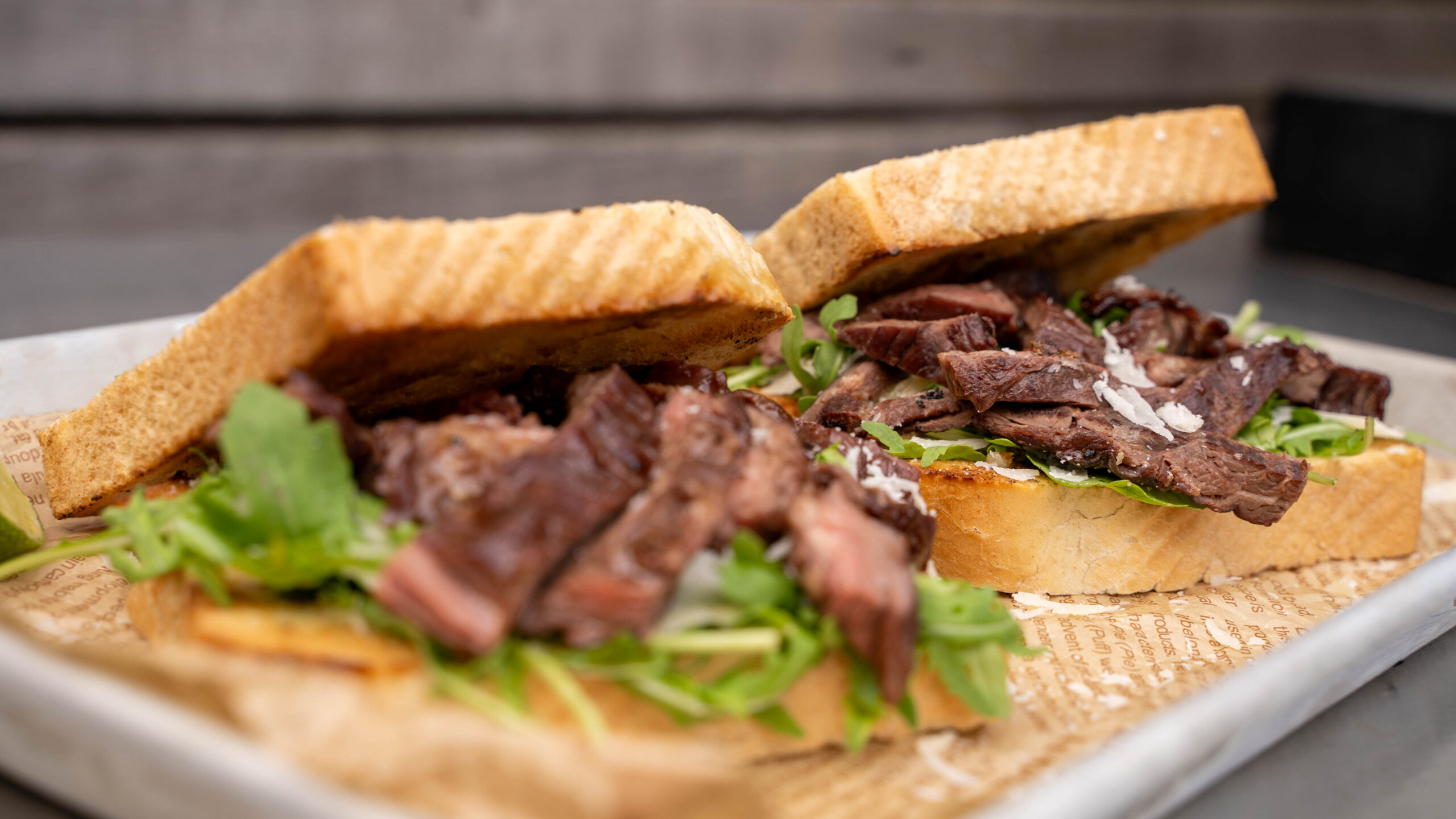 Skirt Steak mit konfiertem Knoblauch – knuspriges Weißbrot, Rucola & Parmesan