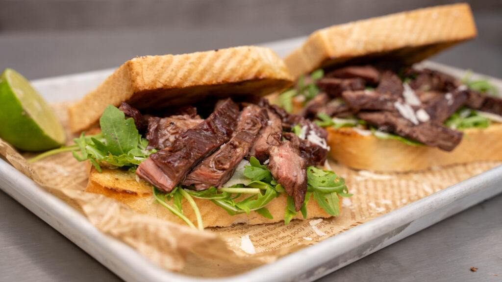 Skirt Steak mit Rucola, Parmesan und Finisher Salz