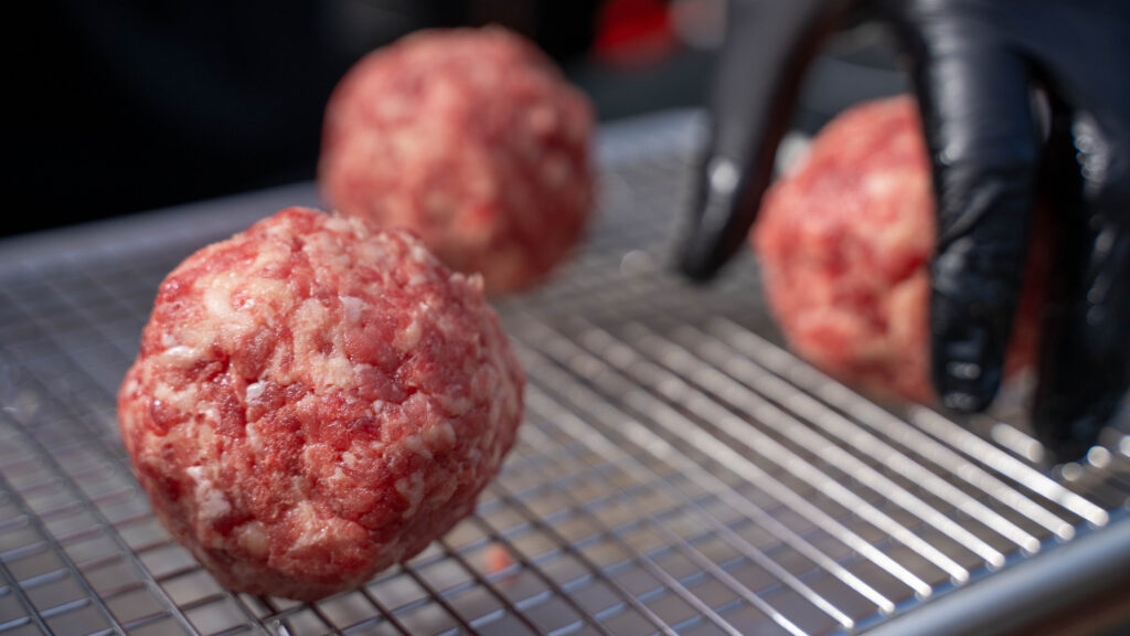 Dry-Aged Ribeye wird für einen Burger gewolft