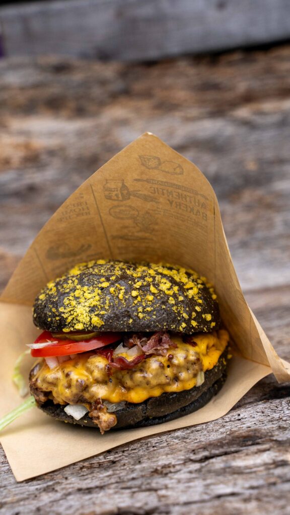 Dry-Aged Burger mit geschmolzenem Cheddar und knusprigem Bacon