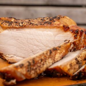 Asiatischer Krustenbraten vom Gasgrill mit knuspriger Schwarte