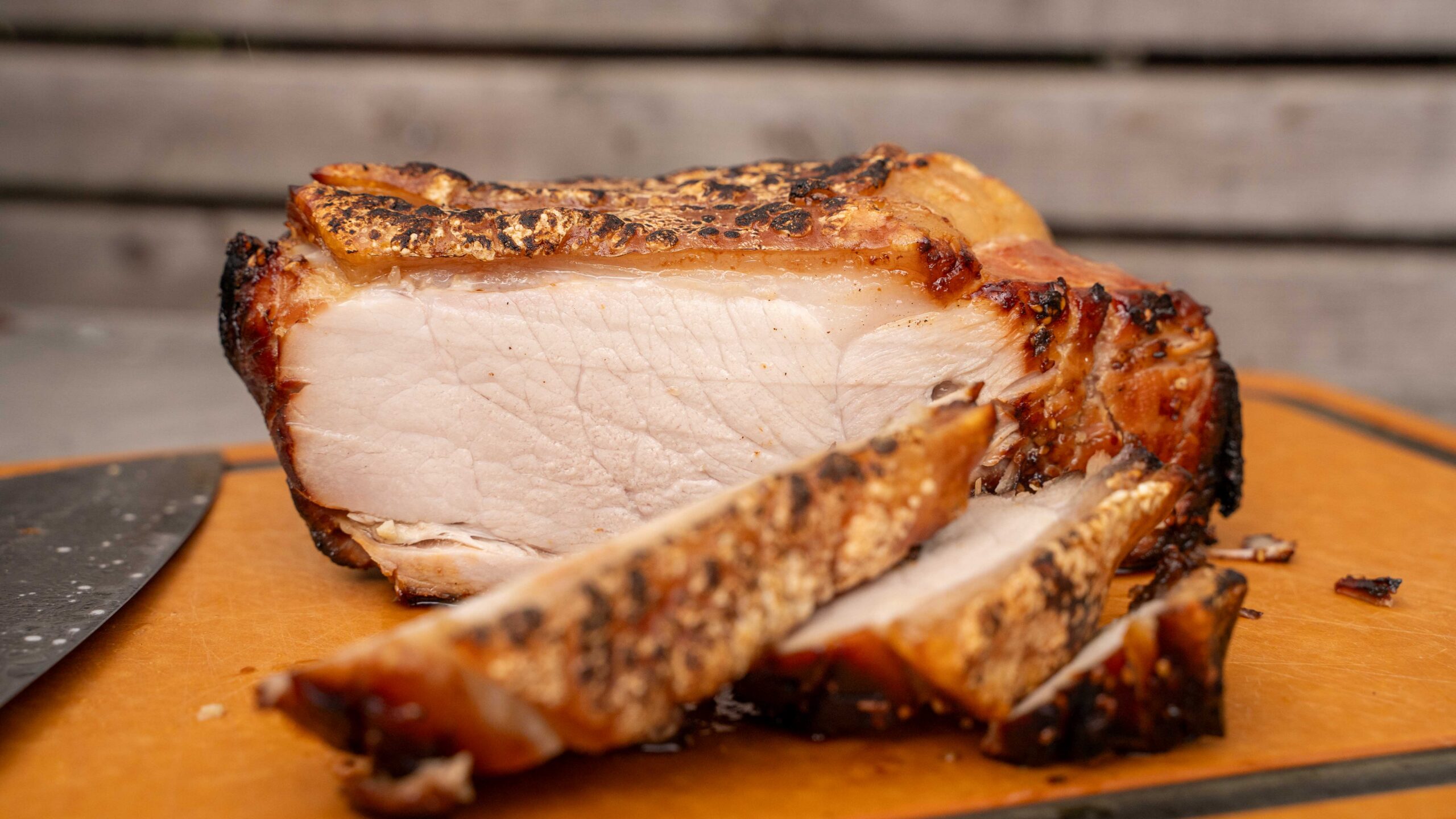 Asiatischer Krustenbraten vom Gasgrill – knusprige Schwarte trifft asiatische Aromen
