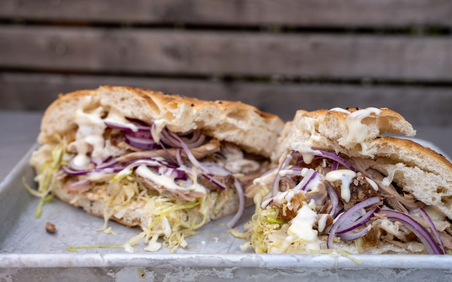 Schweinshaxen-Döner vom Grill – knusprige Schweinshaxe trifft Fladenbrot