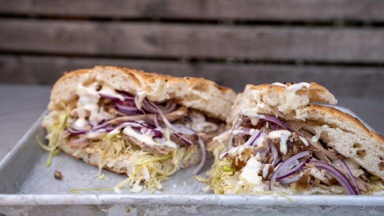 Schweinshaxen-Döner vom Grill – knusprige Schweinshaxe trifft Fladenbrot