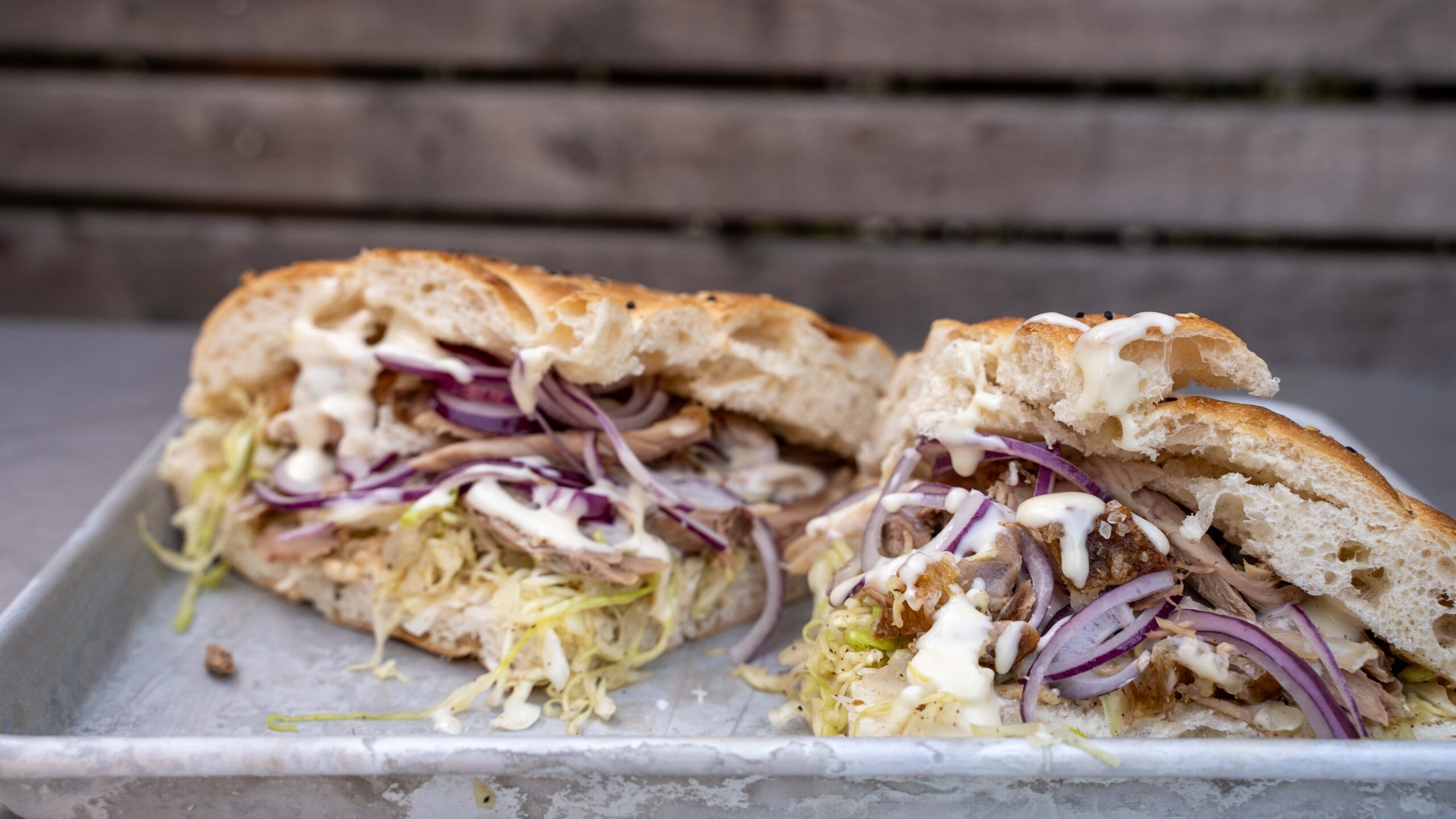 Schweinshaxen-Döner vom Grill – knusprige Schweinshaxe trifft Fladenbrot