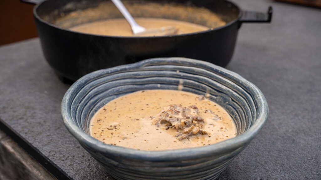Cremige Gyros Suppe mit Fleisch, Zwiebeln und Schmelzkäse
